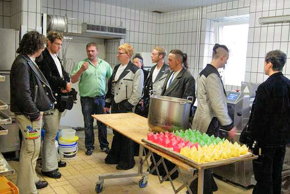 Nebenraum, in dem Gebäck hergestellt wird: (Bäckermeister Marcel Simon im grünen Hemd)
